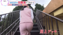 関西の女子アナさん、大きな桃尻をドアップで映されてしまうの画像