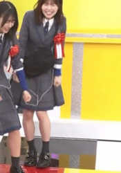 【GIF動画】ラヴィットさん、朝からアイドルのパンツが見えそうになるｗｗｗｗｗの画像