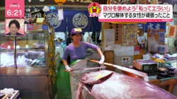 【画像】築地の美人さん、マグロより垂れ乳が目立ってしまうの画像