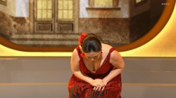 【画像】Eテレさん、谷間が気になってオペラに集中できないの画像