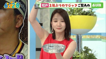関西の女子アナさん、腋と胸を惜しげもなく見せてくれるの画像