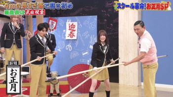 【GIF動画】髙橋ひかる(24)さん、制服姿でパンツが見えそうになるの画像