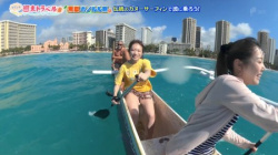 【画像】秋元真夏さん(32)、ハワイであざとく太ももを見せつけるの画像