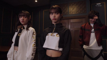 【画像】最新の特撮ヒロインさん、おへそ丸出しでキッズを目覚めさせてしまうｗｗｗｗｗの画像