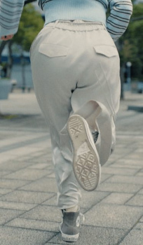 【GIF動画】松本穂香さん(29)、お尻をブルンブルン揺らしてしまうの画像