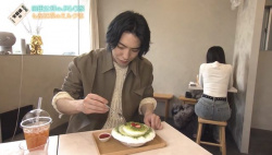 【画像】後ろのデカケツが気になって旅番組に集中できないｗｗｗｗｗの画像