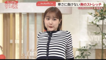 モーニングショーの女子アナさん、胸を突き出すストレッチGIF祭りの画像