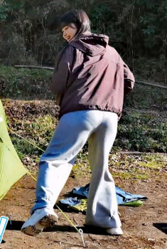 【GIF動画】櫻坂46メンバーさん、パン線が気になってキャンプに集中できないｗｗｗｗｗの画像