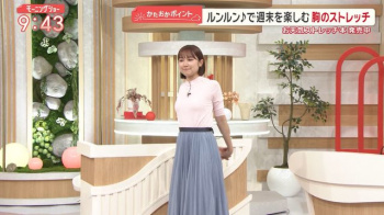 【GIF動画】モーニングショーの女子アナさん、ちっぱいを強調してしまうの画像