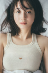 【画像】佐々木希さん(38)、日めくりカレンダーで谷間を披露するの画像