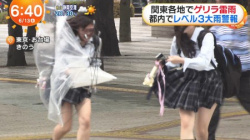 【GIF動画】ミニスカ学生さん、強風で太もも丸見えｗｗｗｗｗの画像