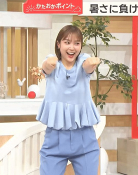 【GIF動画】モーニングショーの女子アナさん、胸の膨らみがあらわになるの画像