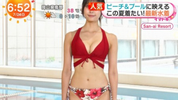 【画像】めざましリポーターさん、水着で谷間を寄せすぎてしまうの画像