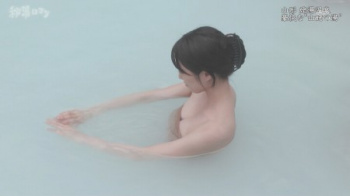 【画像】温泉美女さん、美しい谷間をナイスアングルで映されるの画像