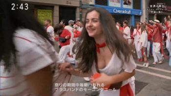 外国人美女さん、胸元あらわな谷間とデカパイが見放題だったの画像