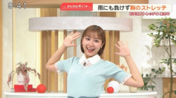 モーニングショーの女子アナさん、ずっと見てられる胸ストレッチGIF祭りの画像