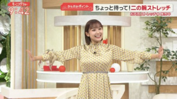 【GIF動画】モーニングショーの女子アナさん、とうとう胸を揺らしてしまうの画像