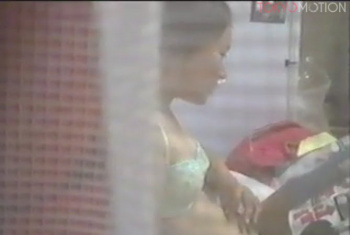 【民家盗撮動画】窓の外から覗かれた女性たちの私生活詰め合わせ!の画像