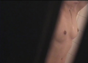 【民家風呂盗撮動画】ほんの小さなお風呂の窓の隙間から日本最高峰の美乳!!の画像