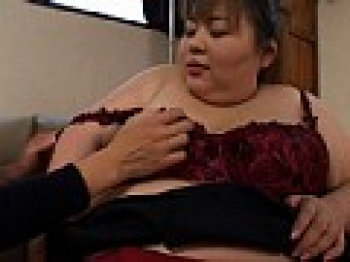 巨乳美熟女が乳首をつまみ男の顔をパイズリ＆quot;の画像