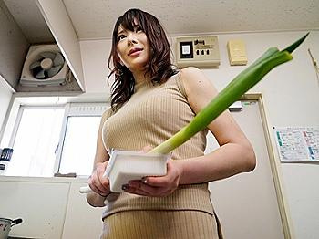 [YouJizz]〈素人〉28歳のなほさんと浮気セックス！淫乱巨乳主婦のオマンコを触ってメス顔にして大学生チン●をズブリしてるの画像