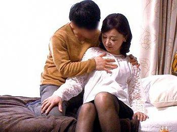 [エロ]＜四十路主婦＞恥じらいながらも喜んでるおくさんヒトヅマが行為になるぞ！！！の画像