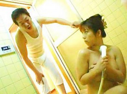 [葉月奈穂]浴室でシャワーを浴びる嫁の女体を覗き込むケダモノの義父！の画像