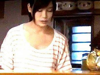 [エロタレ]＜ノーブラ！＞「ダメなの・・に」ゴミ出しする色っぽい人妻奥さん！ノーブラで男にネトラレｓｅｘになっとる(アダルト動画)の画像