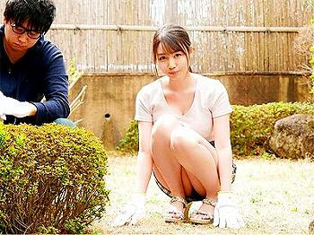 [人妻]【兄嫁】ボイン谷間胸チラ＆ミニスカパンチラで義弟に視線送り夫の近くでフェラして禁断ファックするビッチ主婦！の画像