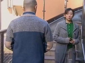 [人妻]【ヘンリー塚本】団地妻が近所に住むおじさんにレ●プされる！部屋にやってきた男に暴力を振るわれて力づくで押し倒される！の画像