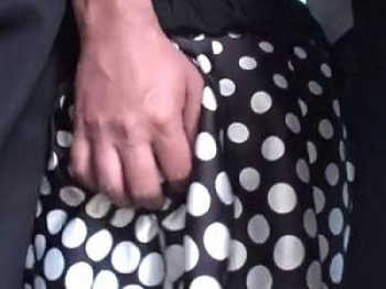 [人妻]バスに乗ってる主婦が痴●にお尻を触られる！スカートの上からデカ尻を撫で回され段々過激になって下着の中に手を入れられ…の画像