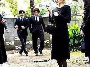 [エロ動画]＜若妻NTR！＞「ひさしぶりね…」金髪ボーイシュボイン奥さん！再開した同級生たちに犯されレ●プされっぞ！！の画像