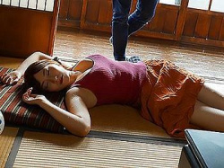 [エロ]【人妻×隣人】無防備に全裸で眠る美人妻に男の本能が覚醒若者が汗まみれでその豊満な肢体を貪り不倫の快楽に溺れる！ｗｗｗの画像
