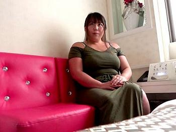 [無料エロ動画]【人妻×素人】着衣巨乳Hカップぽっちゃりおデブ人妻が素人企画（出会い系）でエロ交尾！母乳を出す人妻NTRセックス！の画像