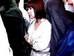 [エロ動画]＜満員バス！＞「え？痴●？？」スタイル抜群ボイン美尻専業主婦！車内で3P痴●行為で犯されレ●プされっぞ！！！の画像