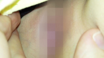 [erotica419]睡眠中に美味しそうなパイパンマ●コをくぱぁされる若い娘の画像