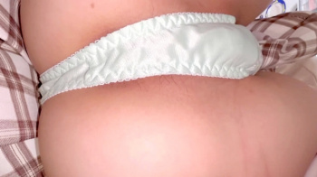 [erotica668]素晴らしいアングルでハミ毛するサテン系のTバックをしゃがみで撮られちゃう股間の膨らみがエロい姪っ娘の画像