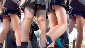 [erotica1196]重ねからはみ出る白地の縞Pと舐め回したくなるような美味しそうな生足を堪能する動画の画像