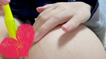 [erotica1272]【無】蛍光ペンをとても美味しそうなメス汁でトロトロになったピンクマ●コに挿れオナるクチュクチュ音がエロい若い娘の画像