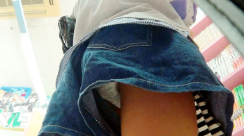 [erotica1746]デニムのキュロットの隙間からプリント柄の白綿Pを撮られちゃう若い娘の画像