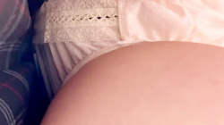 [erotica2059]サテン系の薄いピンクPを撮られる白いプリプリの太ももとお尻がエロい美人なJKの画像