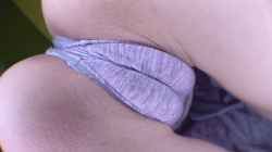 [松本いちか]パンツを食い込ませマン肉モッコリなエロすぎなぷっくりマン筋を見せるフェティッシュ動画の画像