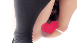 [erotica2151]【無】個室の隣から放尿する姿を盗撮される若い娘の陰毛に覆われたピンクマ●コを堪能するトイレ盗撮動画②[re-edit]の画像