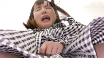 [erotica2160]玩具で何度もアクメし甘い喘ぎ声を上げながら中出しされザーメンを滴り落とす私服JKの画像