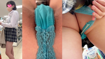 [erotica2167]股間部分がぷっくり膨らむターコイズブルーPを逆さとしゃがみで撮られる美人なJKの画像
