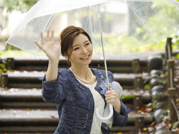 卒業式の後に…大人になった君へ義母からの贈り物―。 マドンナ専属美熟女が艶やかな色気で門出を祝う―。 愛弓りょう｜熟女エロ動画の画像