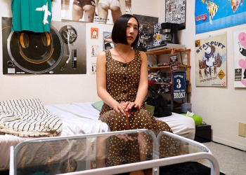 ☆人妻ナンパ☆ 39歳だという旦那さんが経営してるカラオケ店でバイトをしてる大学生君に恋をしたとってもキレイな美人奥さまがとびきりスケベな淫乱メス犬に豹変!浮気はダメだと分かっていながらも口いっぱいに頬張った太くて硬いヤングチ●ポの匂いで性的欲求が解放された清楚な人妻の淫らな姿を見逃すな!の画像