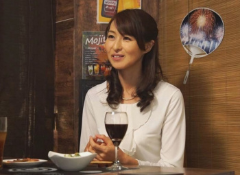 ☆人妻ナンパ☆ 42歳になる専業主婦だというとっても穏やかで絶対に浮気なんてしそうにない美人奥さまがとびきりスケベな淫乱メス犬に豹変!ストレス発散で立ち寄った近所の居酒屋で仲良くなった年下のイケメン男子にほろ酔い気分で口説かれてソノ気になった欲求不満の人妻が魅せる淫らな姿を見逃すな!の画像