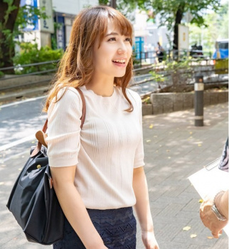 ☆人妻ナンパ☆ 32歳だという家庭的な笑顔がステキな浮気なんて一度もした事ない美人奥さまがとびきりスケベな淫乱メス犬に豹変!アンケートに協力して欲しいと持ち掛けられて連れ込まれたロケ車の中で濡れたぎる雌穴に快楽を与え続けられて激しく興奮した欲求不満の人妻が魅せる淫らな姿を見逃すな!の画像