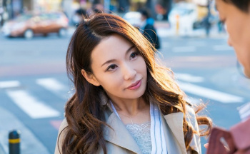 ☆人妻ナンパ☆ 42歳だという色鮮やかなセクシーランジェリーをお召しになって昼下がりの池袋を歩いてた美人奥さまがとびきりスケベな淫乱メス犬に豹変!簡単なアンケートに協力して欲しいと持ち掛けられて連れ込まれたロケ車の中で濡れたぎる雌穴を虐め抜かれて完全発情したドスケベ人妻の淫らな姿を見逃すな!の画像